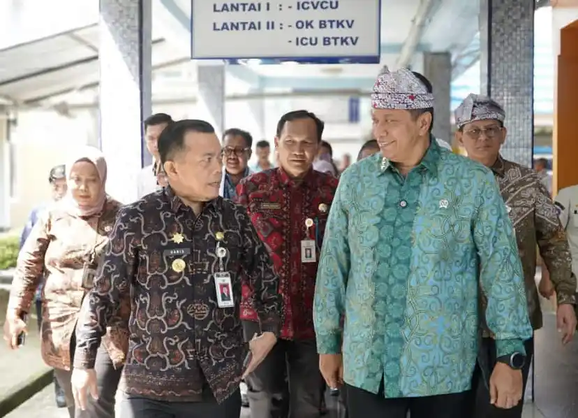 Wamen PANRB, Purwadi Arianto (kiri depan) bersama Gubernur Jambi, H AlHaris (tengah) meninjau pelayanan di RSUD Raden Mattaher, Kota Jambi, Provinsi Jambi, Kamis (18/9/2025). (Foto : Ist).