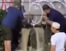 Warga Jebol Tembok Perumahan untuk Kurangi Debit Air [Foto: Tangkapan layar]