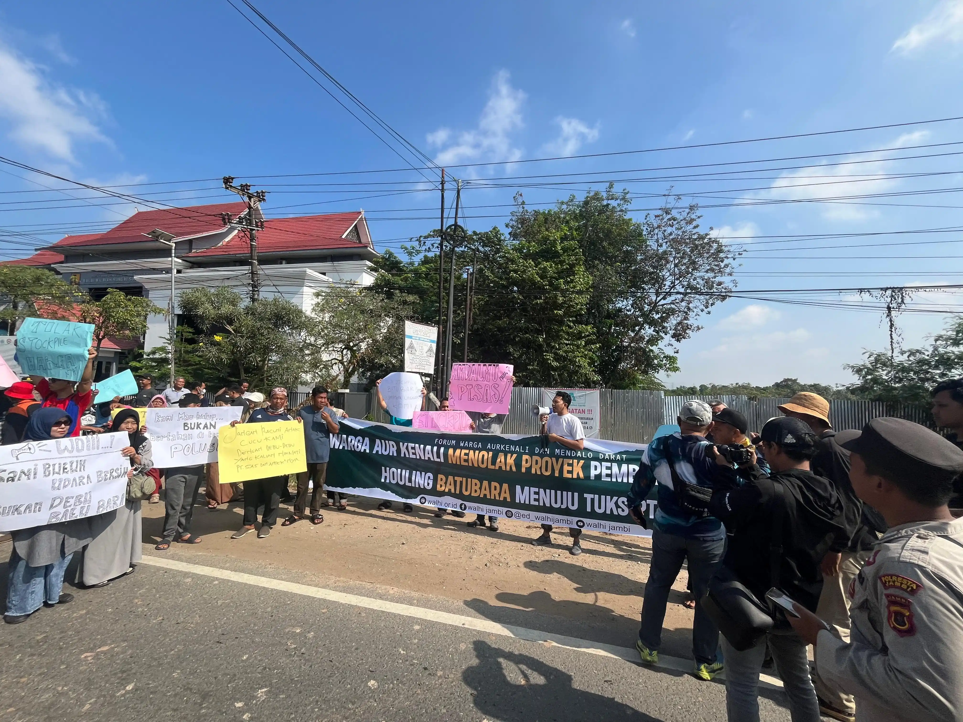 Warga Kelurahan Aur Kenali dan Mendalo Darat menggelar aksi damai menolak pembangunan jalan hauling dan stockpile batubara oleh PT. Sinar Anugrah Sentosa, yang dinilai mengancam keselamatan, kesehatan, dan lingkungan tempat tinggal mereka. Aksi ini juga dihadiri oleh perwakilan WALHI Jambi. (Foto: Dok/MI)