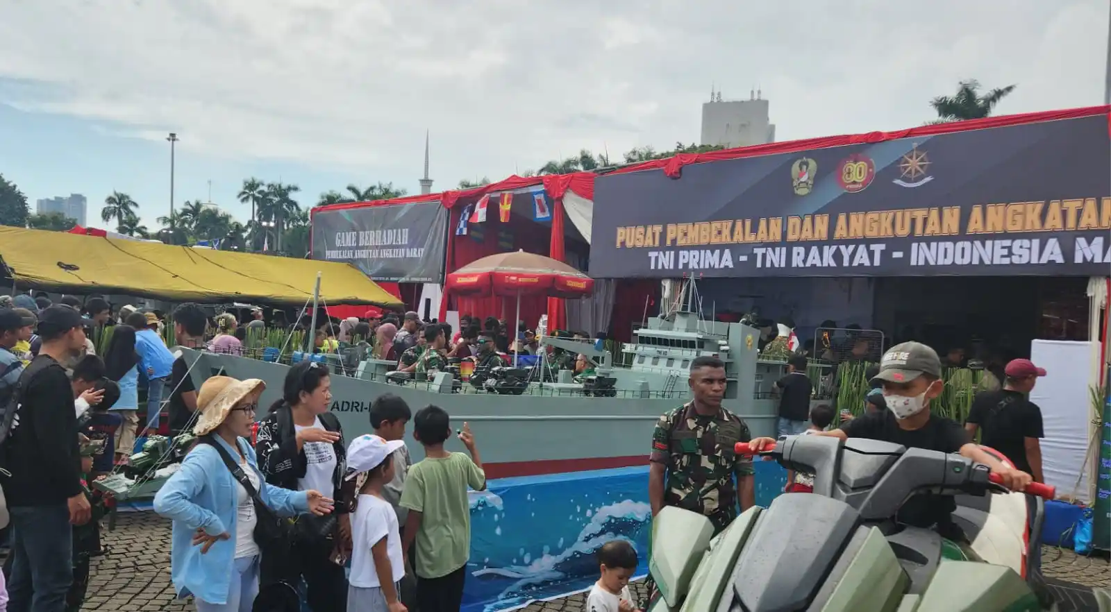 Warga kembali memadati kawasan Pintu Timur Silang Monas. (Dok. Dispenad)
