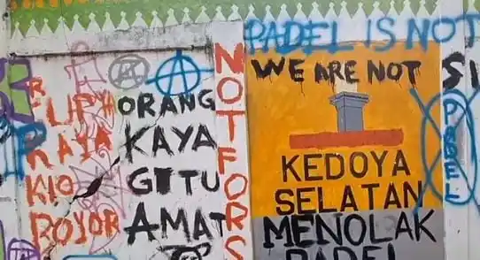 Warga protes, Pemprov DKI Jakarta membatalkan pengalihfungsian lapangan bola Kedoya jadi arena Padel (Foto: Tangkapan Layar YouTube)