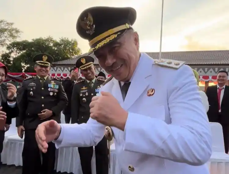 Wawali Kota Bekasi Berjoget Bersama Masyarakat (Foto: Dok Diskom)