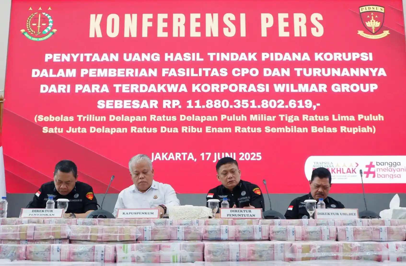 Kejagung pamer uang sitaan Rp2 triliun dari Rp11,8 triliun dari Wilmar Group terkait korupsi ekspor crude palm oil (CPO) di Kejagung, Jakarta Selatan, Selasa (17/6/2025) (Foto: Dok MI/Kejagung)