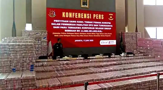 Tumpukan uang triliun pecahan Rp 100 ribu yang ditampilkan dalam jumpa pers Kejagung tentang pengembalian uang korupsi sebesar Rp 11,8 triliun dari perusahaan sawit Wilmar Grup (Foto: Dok MI/Aswan/Istimewa)