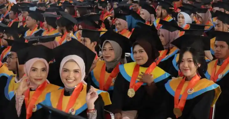Ribuan sarjana baru Unja mengikuti wisuda pada Wisuda ke-119 Unja di Gedung Balairung Kampus Pinang Masak, Unja, Mendalo, Kabupaten Muarojambi, Provinsi Jambi, Kamis (28/8/2025). (Foto : Ist).