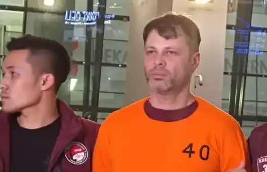 Seorang warga negara (WN) Ukraina, Roman Nazarenko (RN) yang terlibat dalam kasus laboratorium narkotika rahasia (clandestine lab) berbasis di Kabupaten Badung, Bali saat ditampilkan petugas dari Bareskrim Polri usai tertangkap dari Thailand