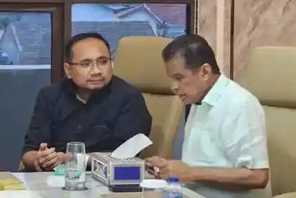 Mantan Menteri Agama (Menag) Yaqut Cholil Qoumas (kiri) dan Fuad Hasan Masyhur selaku pemilik biro penyelenggara haji Maktour (kanan) (Foto: Dok MI)