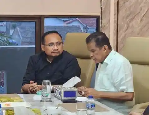 Mantan Menteri Agama (Menag) Yaqut Cholil Qoumas (kiri) dan Fuad Hasan Masyhur selaku pemilik biro penyelenggara haji Maktour (kanan) (Foto: Dok MI)