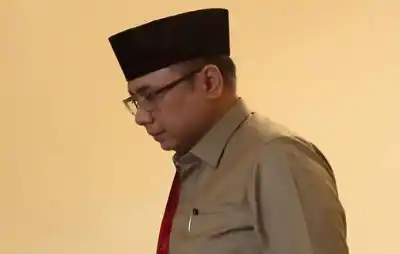 Mantan Menag Yaqut Cholil Quomas menuju ruang pemeriksaan KPK, Selasa (16/12/2025) (Foto: Dok MI/Aswan)