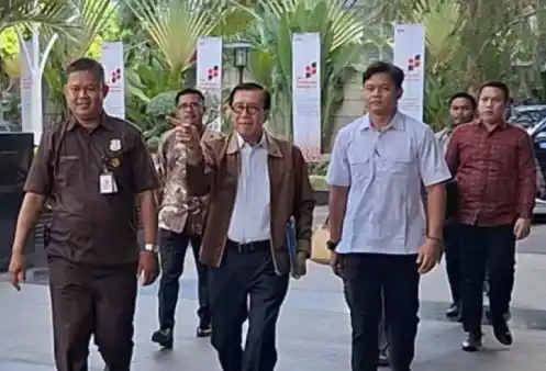 Mantan Menteri Hukum dan Hak Asasi Manusia (Menkumham) Yasonna Hamonangan Laoly (tengah) [Foto: ANTARA]