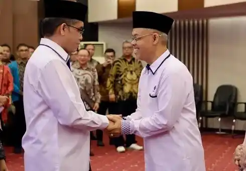 Menteri Ketenagakerjaan Yassierli melantik Cris Kuntadi sebagai Sekretaris Jenderal Kementerian Ketenagakerjaan (Foto: Kemnaker)