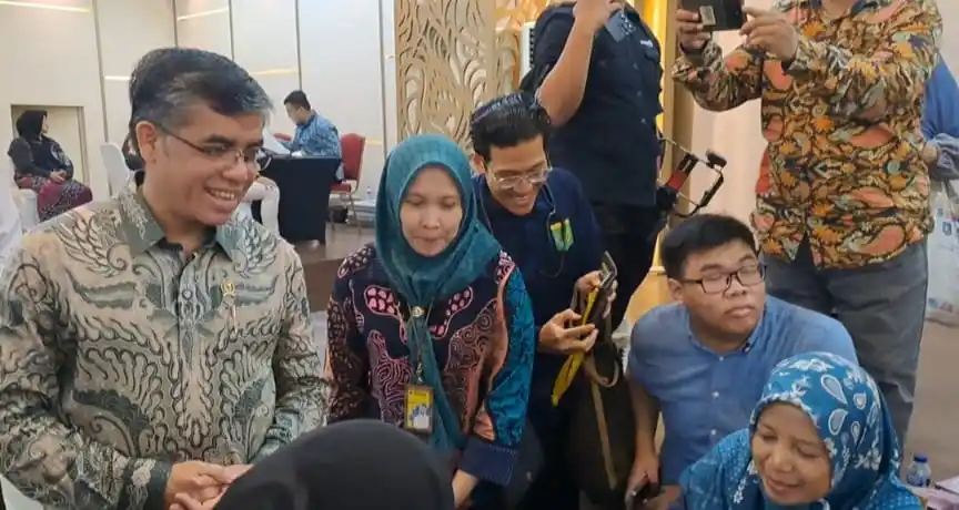 Menaker Yassierli saat berbincang degan pencari kerja di Job Fair 2025 di Gedung Kemnaker, Jakarta. (Foto. Rizal)
