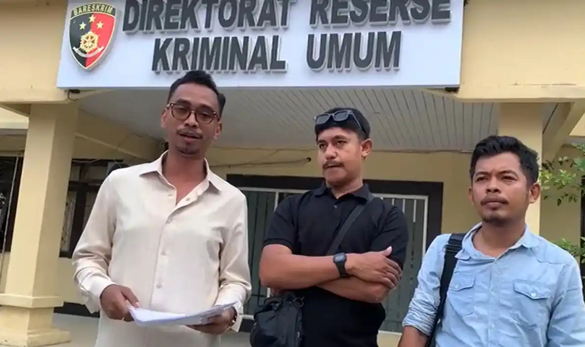 Petir Sanjaya (tengah), Yusran Yastono Yasin Idrus (kiri) dan Munawir (kanan) usai melaporkan PT NSC Finance Kendari di Polda Sultra, Kamis (10/7/2025) (Foto: Dok MI/Istimewa)