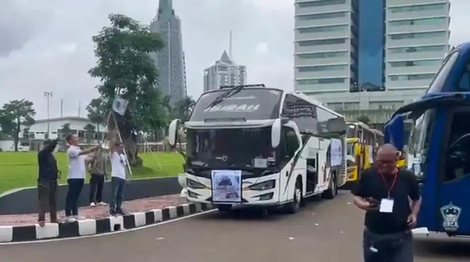 Wakil Ketua Komisi XI DPR RI, Fauzi H Amro melepas 600 pemudik ke Sumatera Selatan (istimewa)