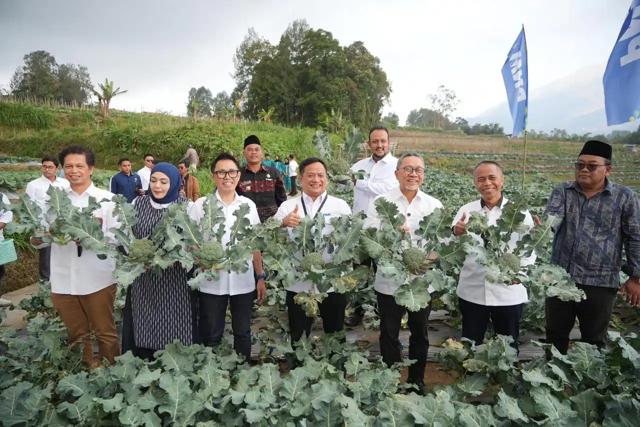 PT Permodalan Nasional Madani (PNM) menerima kunjungan Menteri Koordinator Bidang Pangan Republik Indonesia, Zulkifli Hasan, yang meninjau secara langsung program pemberdayaan PNM kepada nasabah UlaMM dan Mekaar di Kopeng, Jawa Tengah, Kamis (9/10/2025).